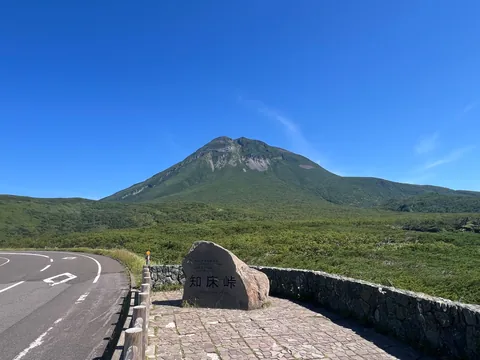 知床峠から眺める山と青空