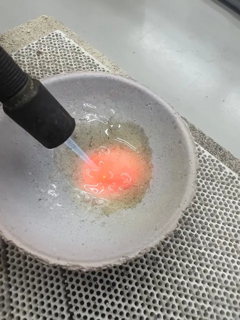 バーナーで容器の中を加熱している作業の様子
